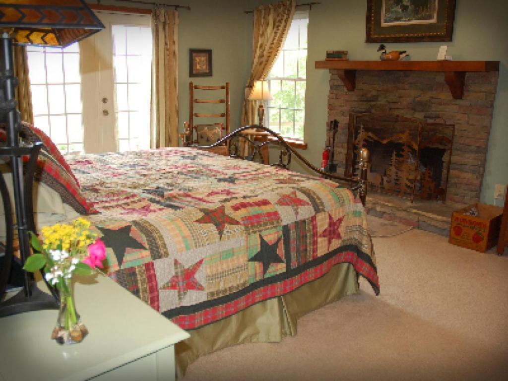 Long Mountain Lodge Bed & Breakfast Dahlonega Bilik gambar